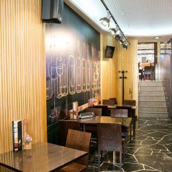 Mesas y sillas de bar en interior