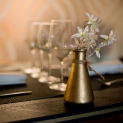 Florero dorado sobre mesa