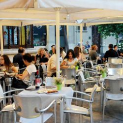 Mesas de restaurante en la calle