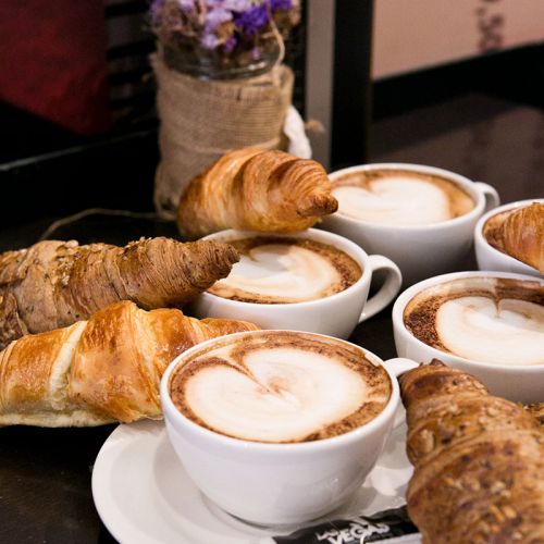 Desayunos de café y croissant