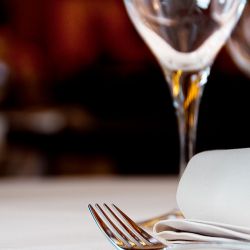 Detalle de tenedor y copa