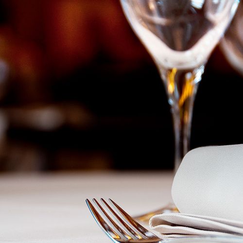 Detalle de tenedor y copa