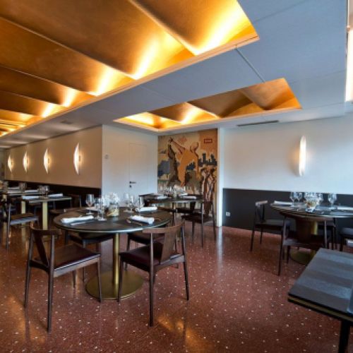 Mesas en el interior del restaurante