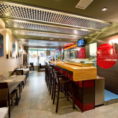 Restaurante con mesas y barra de bar